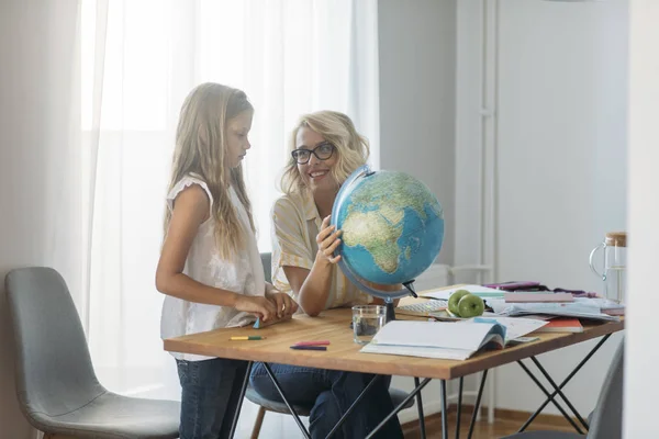 A Child Learning Geography — Stock Photo, Image