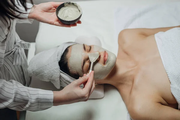 Cosmeotologist toepassen van een gezichtsmasker — Stockfoto