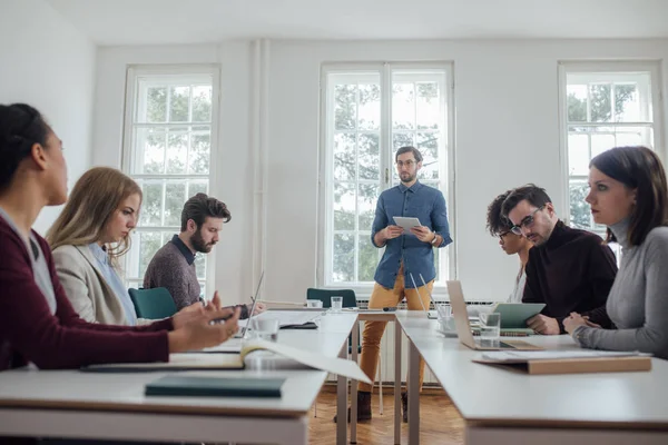 Empresário fazendo uma apresentação — Fotografia de Stock