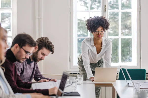 Empresária fazendo uma apresentação — Fotografia de Stock