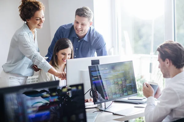 Gruppo di broker che lavorano con le previsioni finanziarie — Foto Stock