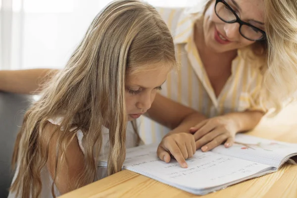 Un enfant apprenant à lire Image En Vente