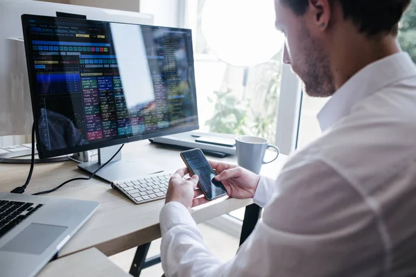 Affärsman med en mobiltelefon Stockbild