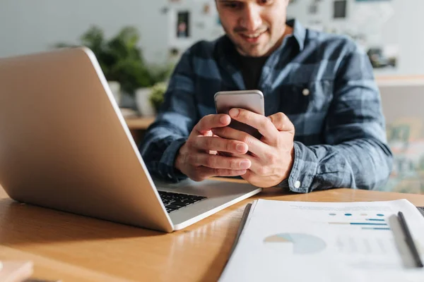 Homme d'affaires tapant sur le téléphone portable Image En Vente