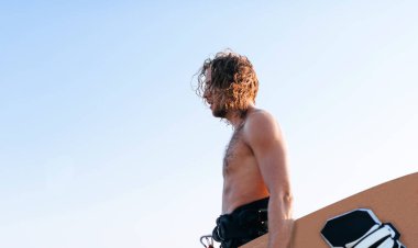 Kitesurfer Holding Onun Kurulu