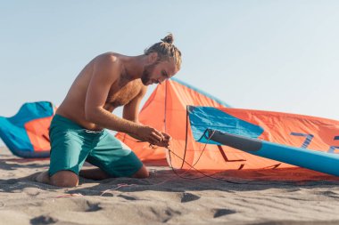 Kitesurfer Sörf için Ekipman Hazırlanıyor