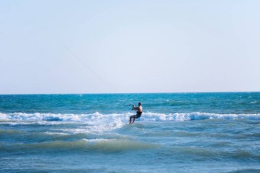 Denizde Profesyonel Uçurtma-Sörfçü Sörf