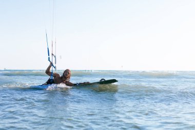 Denizde Man Kitesurfing