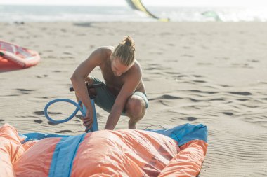 Kitesurfer Sahilde Hazırlanıyor