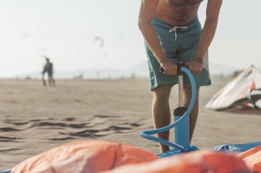 Kitesurfer Sahilde Hazırlanıyor