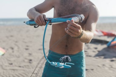 Kitesurfer Sörf için Ekipman Hazırlanıyor