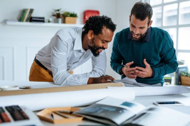 birlikte çalışan iş adamları