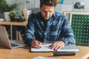 Modern iş adamı yazma ofisinde