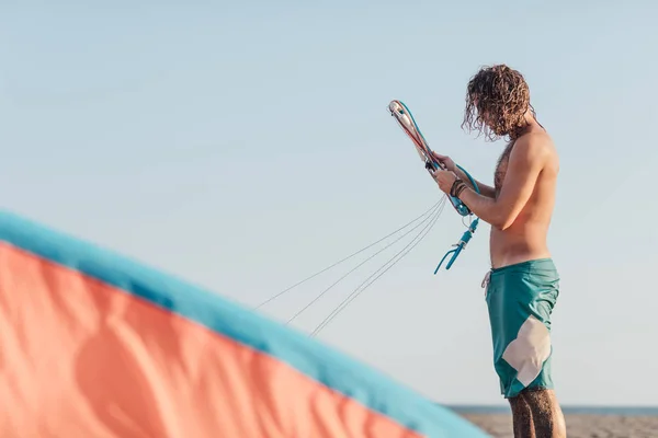 Kitesurfer steht am Sandstrand — Stockfoto