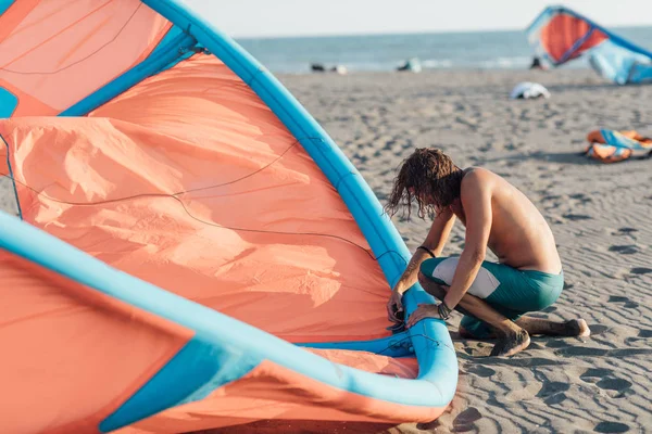 Kitesurfer håller sin drake på sandstranden — Stockfoto