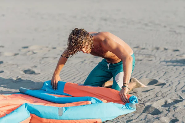 Kitesurfer faltet seinen Drachen — Stockfoto