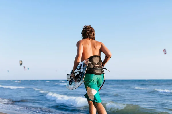 Kitesurfer Correndo na praia — Fotografia de Stock