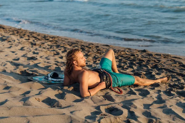 Kitesurfer Apreciando na Praia de Sandy — Fotografia de Stock