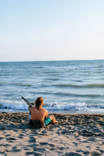 Kitesurfer élvezi a Sandy Beach — Stock Fotó