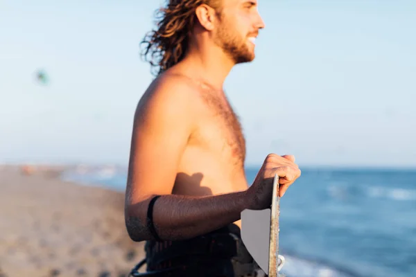 Kitesurfer élvezi a Sandy Beach — Stock Fotó