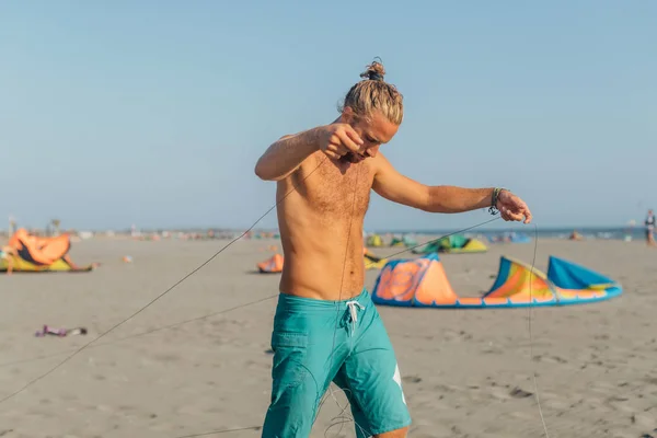 Kitesurfer preparando equipamentos para surf — Fotografia de Stock