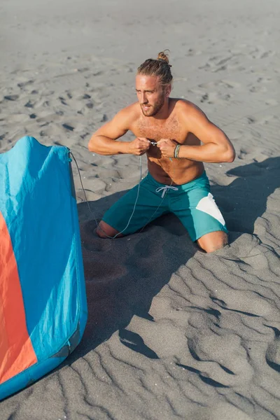 Kitesurfer Sörf için Onun Ekipman hazırlanıyor — Stok fotoğraf