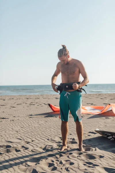 KIiesurfer preparando seu equipamento para surfar — Fotografia de Stock