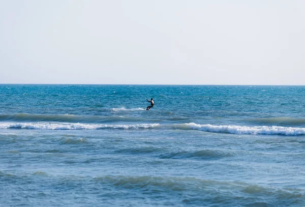 Cerf-volant professionnel Surfer sur la mer — Photo