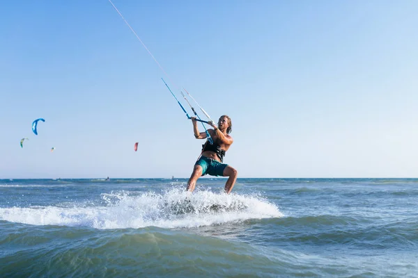 Homem Kitesurf no mar — Fotografia de Stock