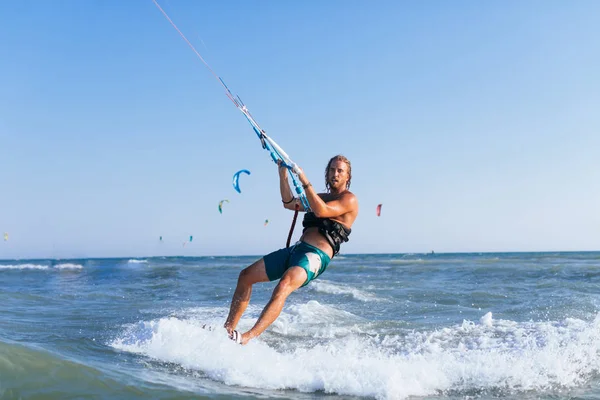 Denizde Man Kitesurfing — Stok fotoğraf