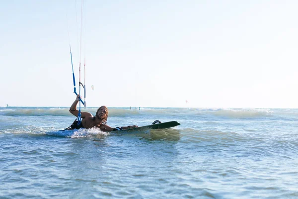 Человек кайтсерфинг на море — стоковое фото
