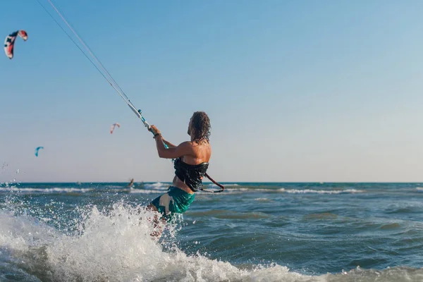 Homme Kitesurf sur la mer — Photo