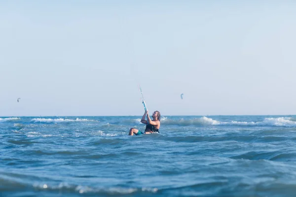 Человек кайтсерфинг на море — стоковое фото