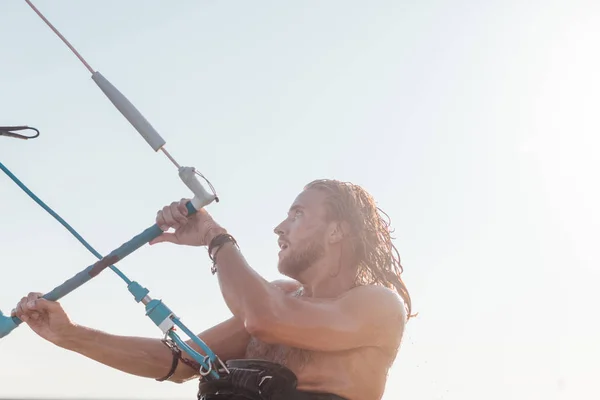 Hombre Kitesurf en el mar — Foto de Stock