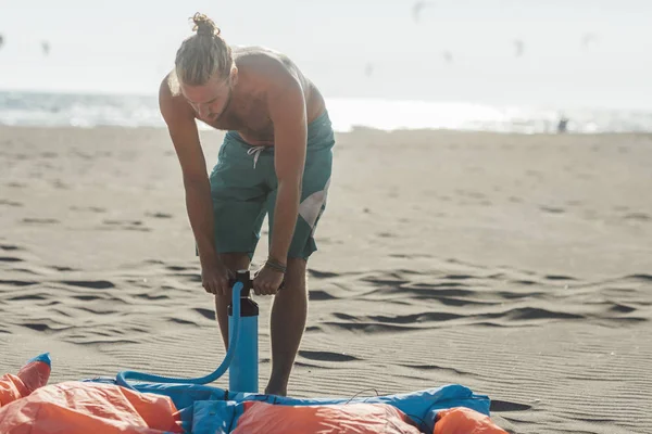 Kitesurfer se preparando em uma praia — Fotografia de Stock