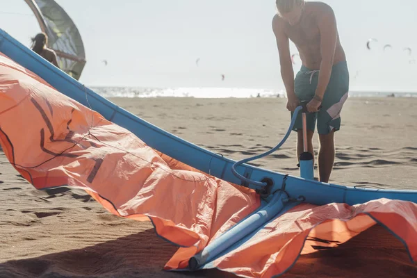 Kitesurfer se preparando em uma praia — Fotografia de Stock