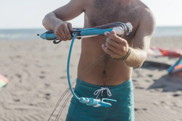 Kitesurfer Preparing Equipment For Surfing — Stock Photo, Image