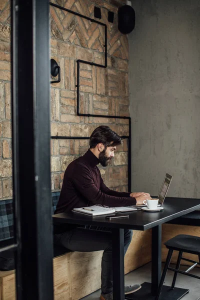 Freelancer trabajando en un portátil — Foto de Stock