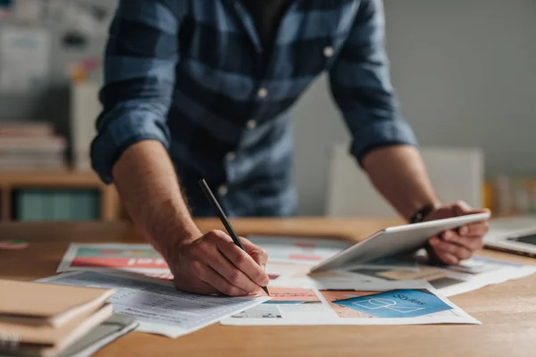 Empresario moderno escribiendo en la mesa — Foto de Stock