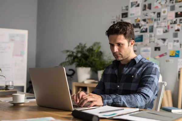 Ein Mann tippt auf Laptop — Stockfoto