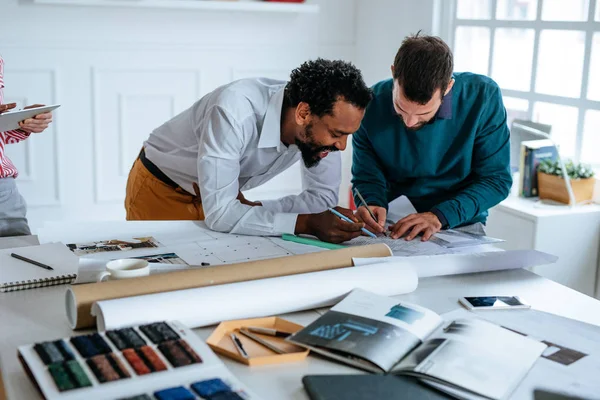 Empresarios trabajando juntos — Foto de Stock