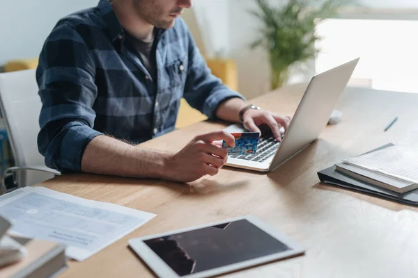 Un hombre pagando en línea — Foto de Stock