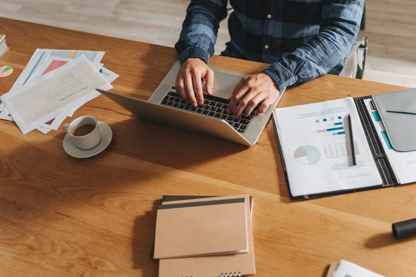 Zakenman typen op zijn laptop — Stockfoto