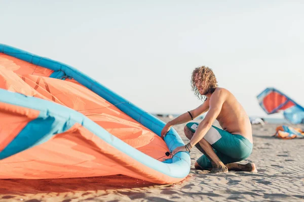 Kitesurfer проведення його кайт на піщаному пляжі Ліцензійні Стокові Фото