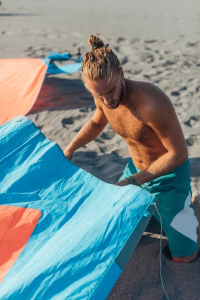 Kitesurfer Sörf için Ekipman Hazırlanıyor Telifsiz Stok Fotoğraflar