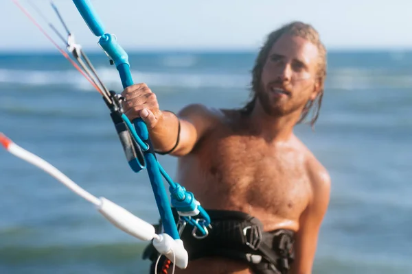 Człowiek kitesurfing na morzu Obrazy Stockowe bez tantiem