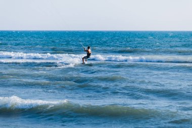 Denizde Profesyonel Uçurtma-Sörfçü Sörf