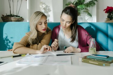 Kütüphanede Okuyan Üniversite Öğrencileri