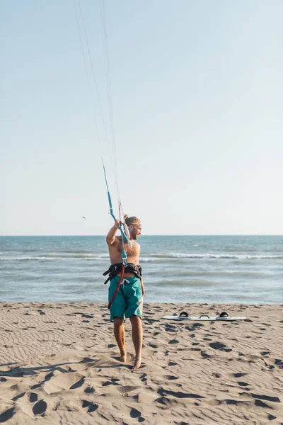 Kitesurfer em pé em Sandy Beach — Fotografia de Stock
