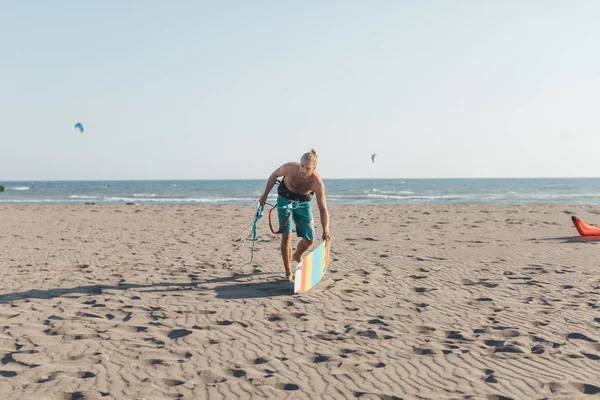 Kitesurfer debout sur la plage de sable — Photo